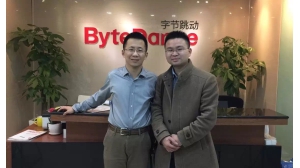 字节跳动创始人张一鸣与贵州云图时代创始人温升合影